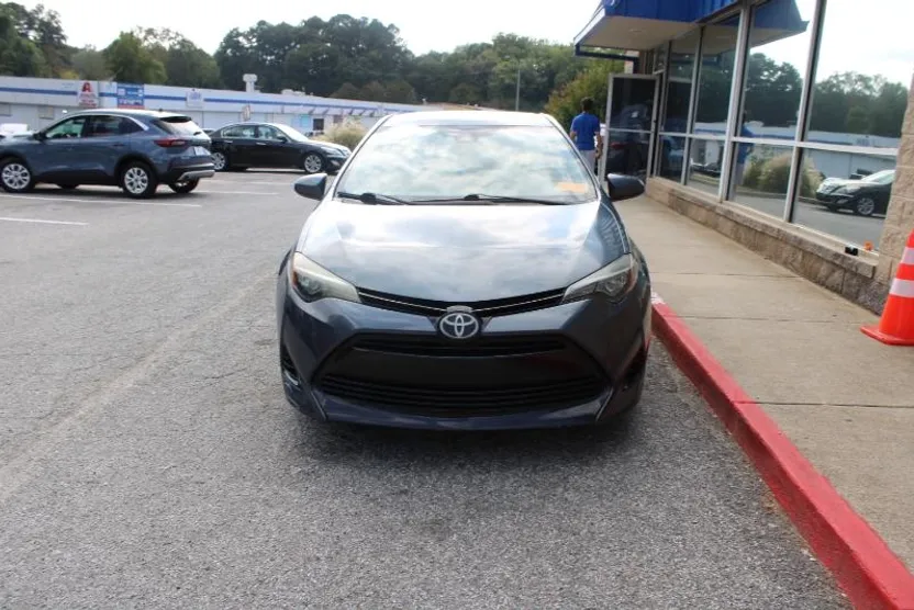2018 Toyota Corolla LE photo 1
