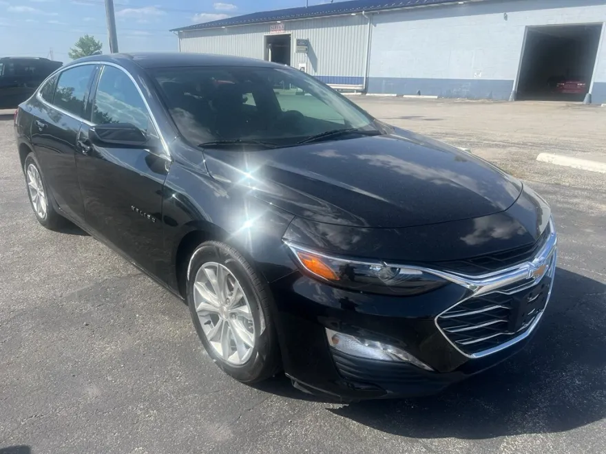 2024 Chevrolet Malibu 1LT photo 1