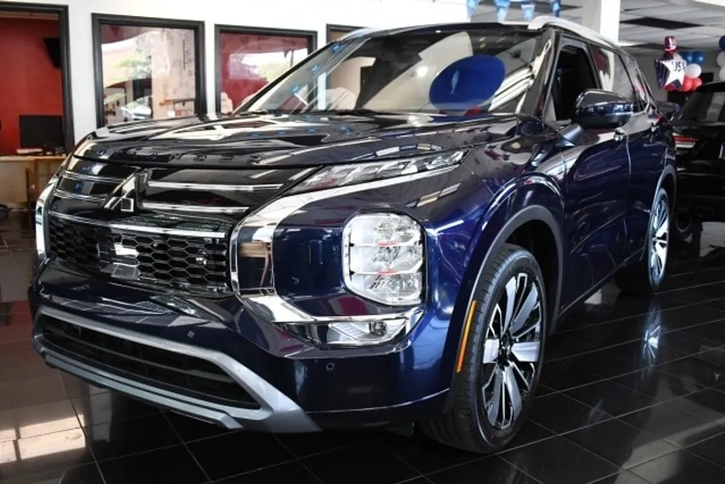 2025 Mitsubishi Outlander SEL photo 1