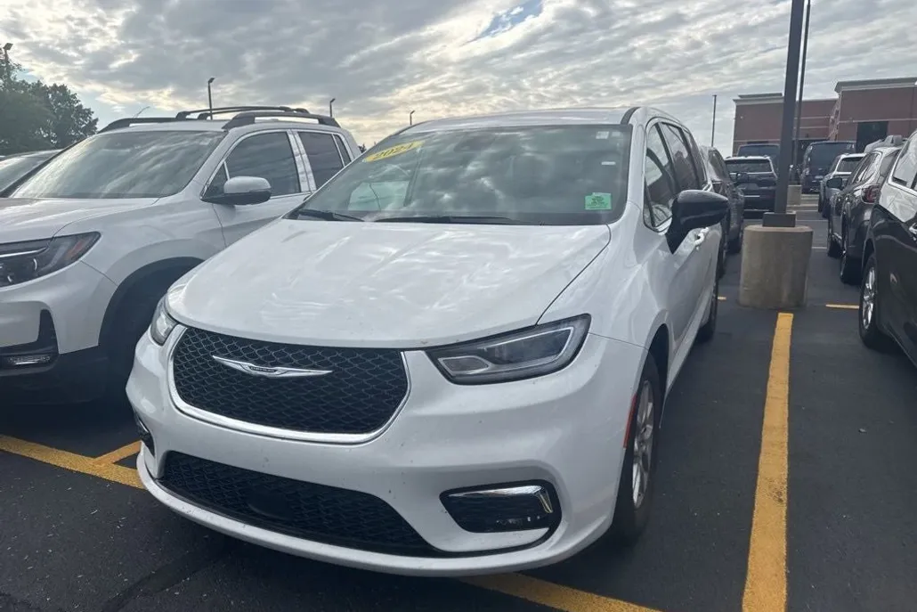 2024 Chrysler Pacifica Touring L photo 1