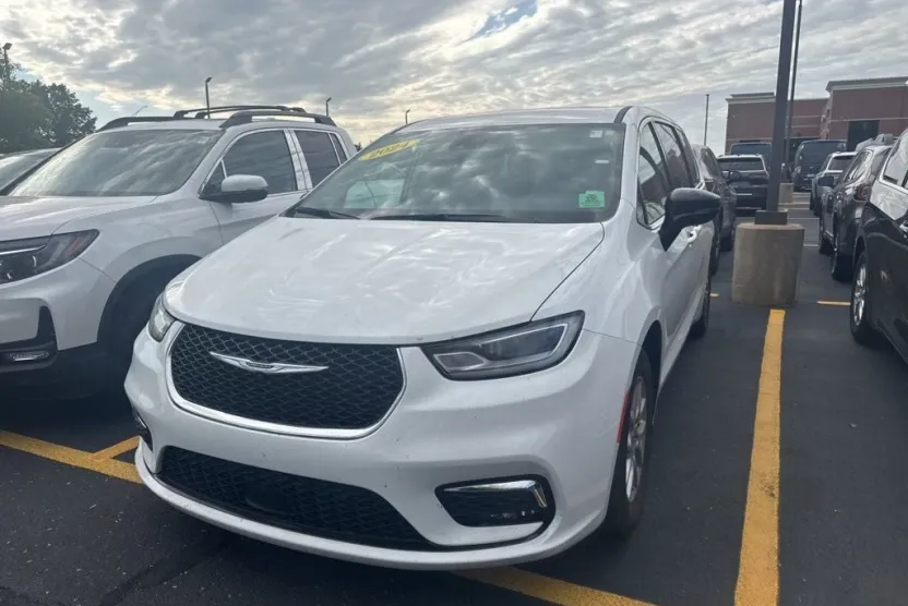 2024 Chrysler Pacifica Touring L photo 1