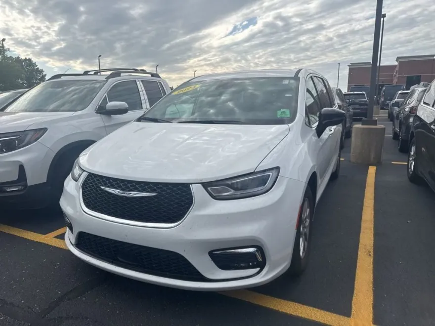 2024 Chrysler Pacifica Touring L photo 1