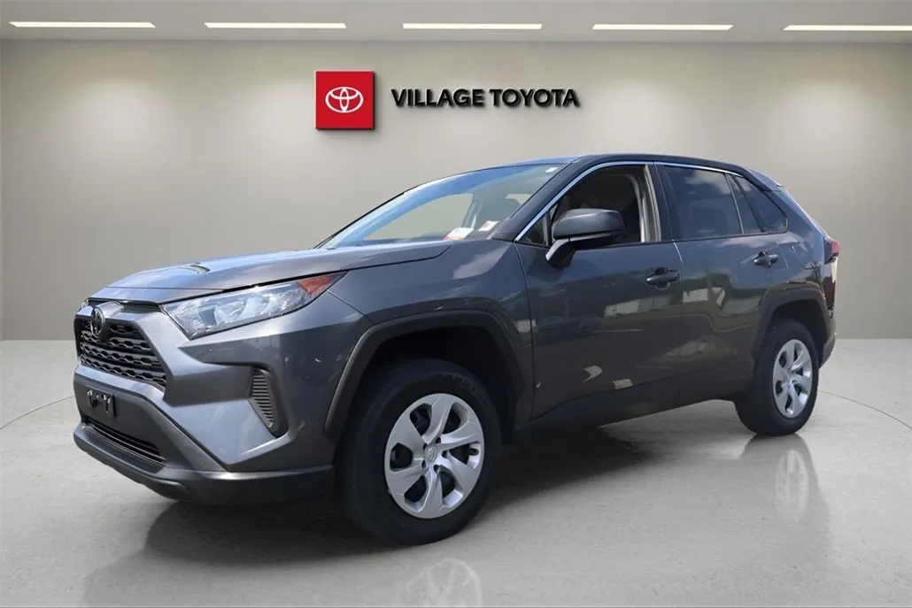 2022 Toyota RAV4 LE photo 1