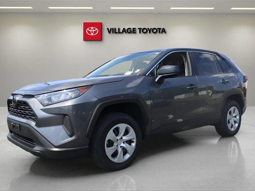 2022 Toyota RAV4 LE photo 1