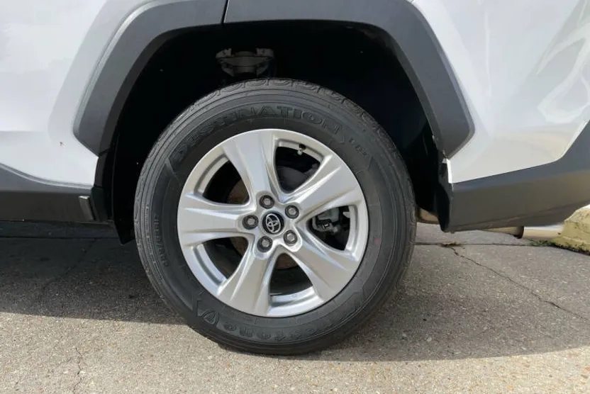 2021 Toyota RAV4 XLE photo 1