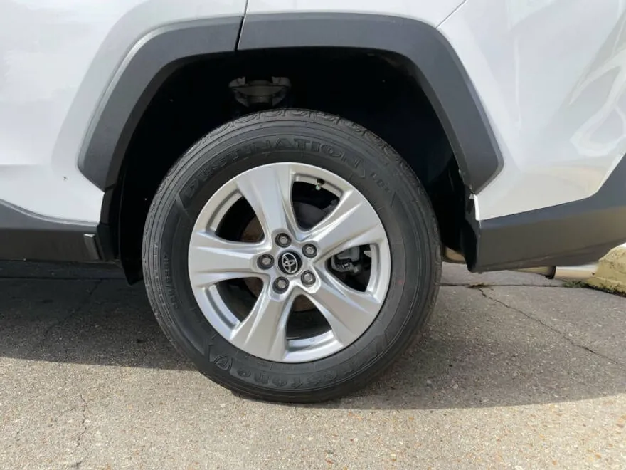 2021 Toyota RAV4 XLE photo 1
