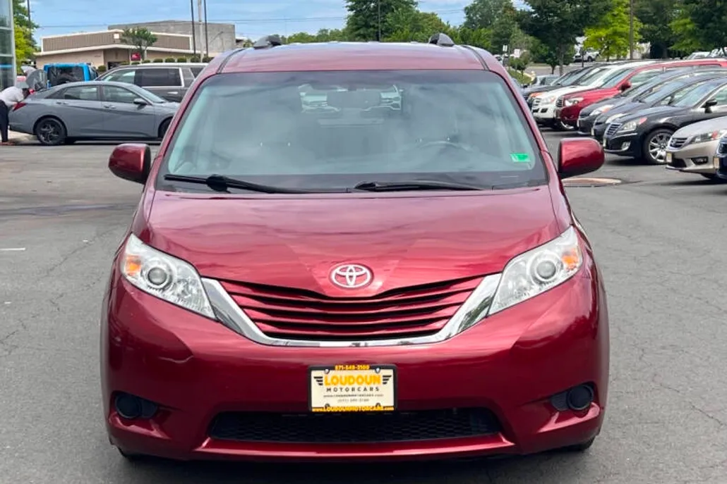2015 Toyota Sienna LE photo 1