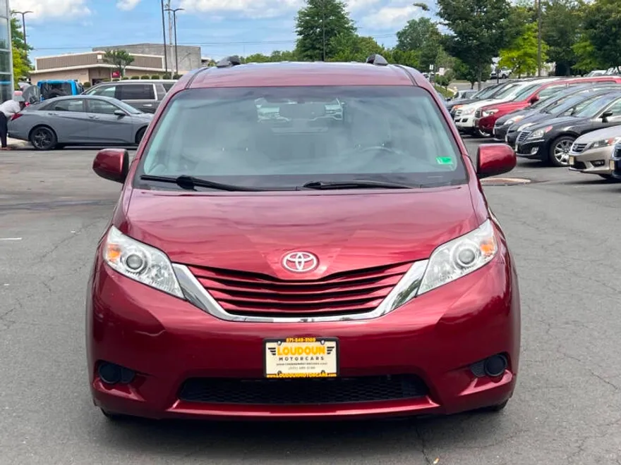 2015 Toyota Sienna LE photo 1