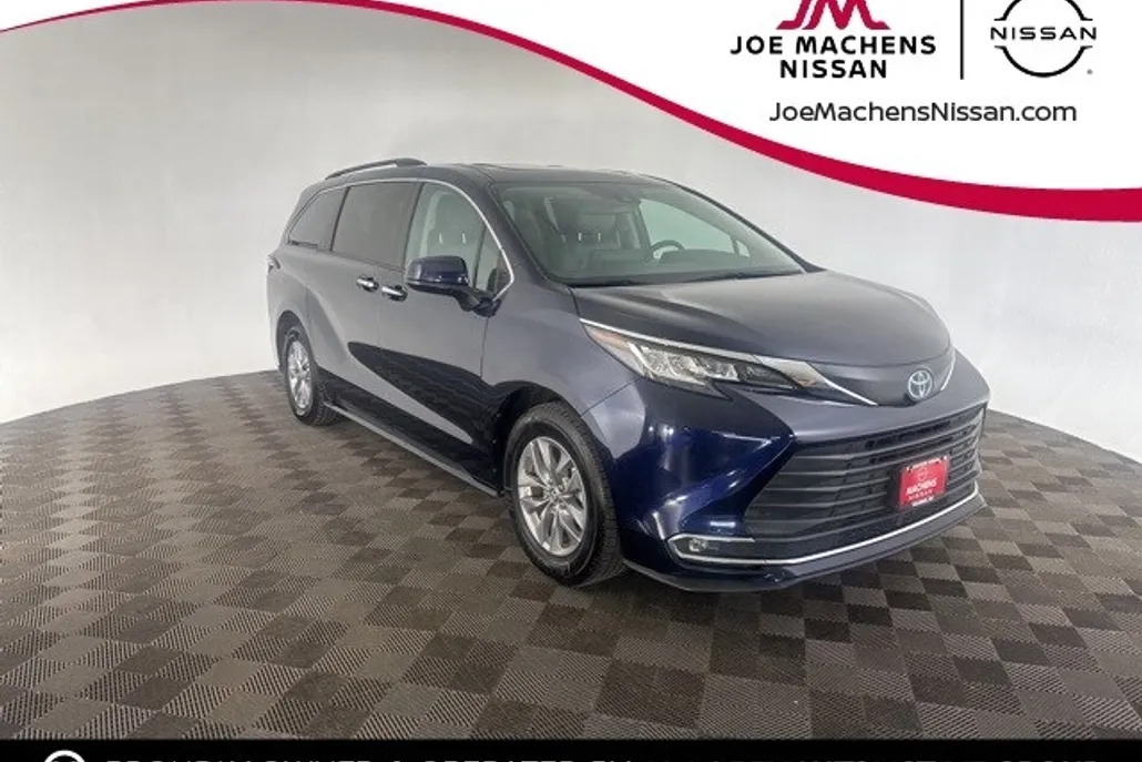 2023 Toyota Sienna XLE photo 1