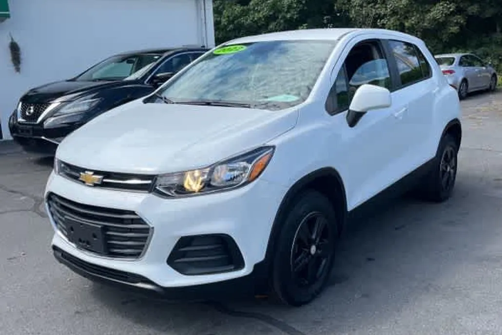2022 Chevrolet Trax LS photo 1