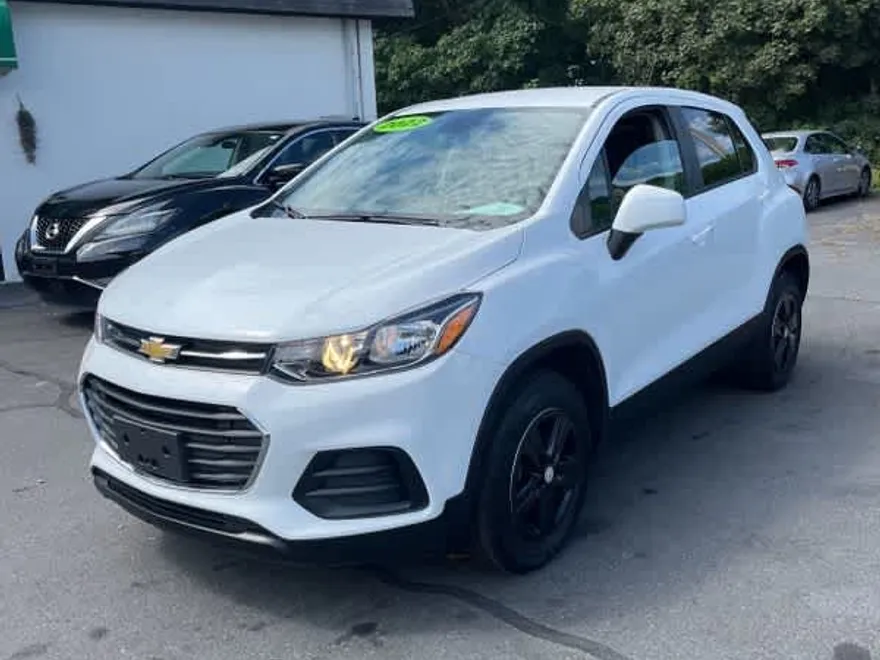 2022 Chevrolet Trax LS photo 1