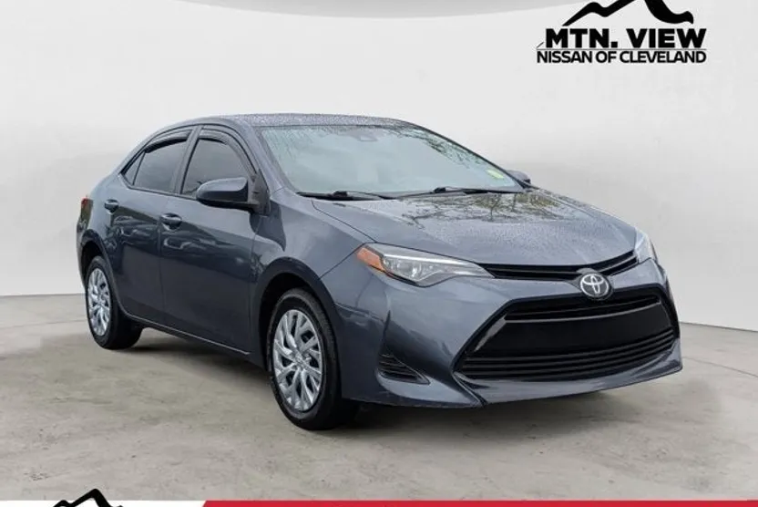 2019 Toyota Corolla LE photo 1