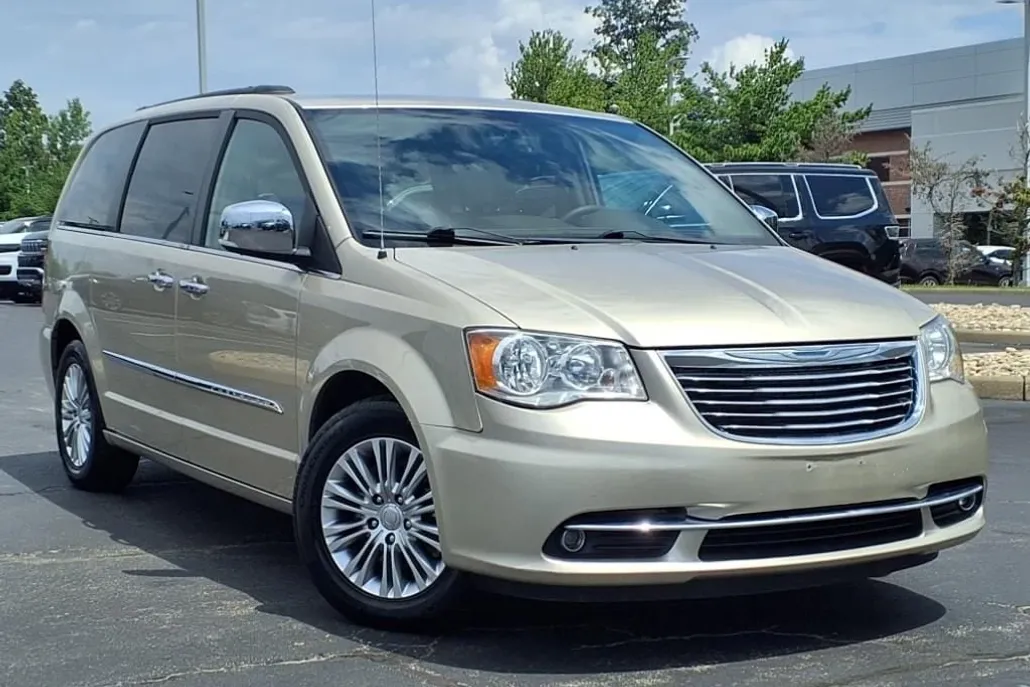 2015 Chrysler Town & Country photo 1