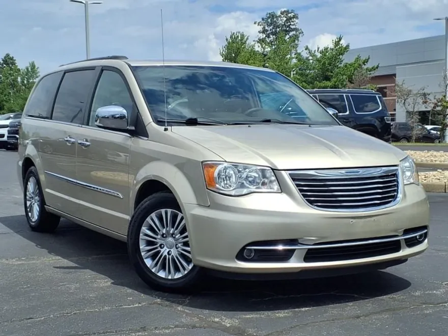 2015 Chrysler Town & Country photo 1