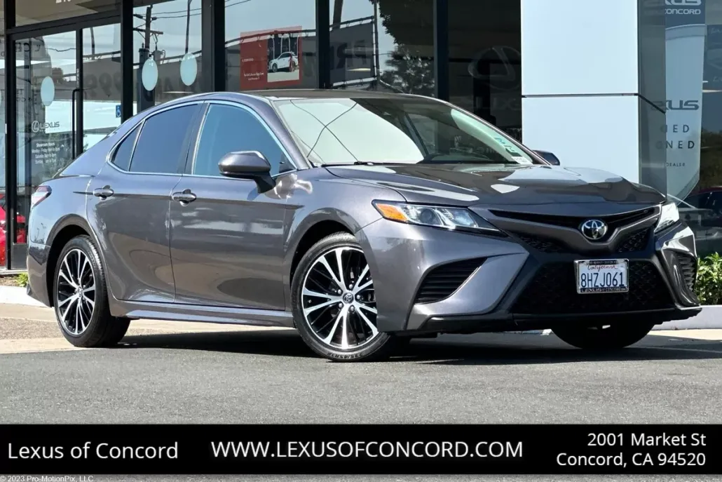 2019 Toyota Camry SE photo 1