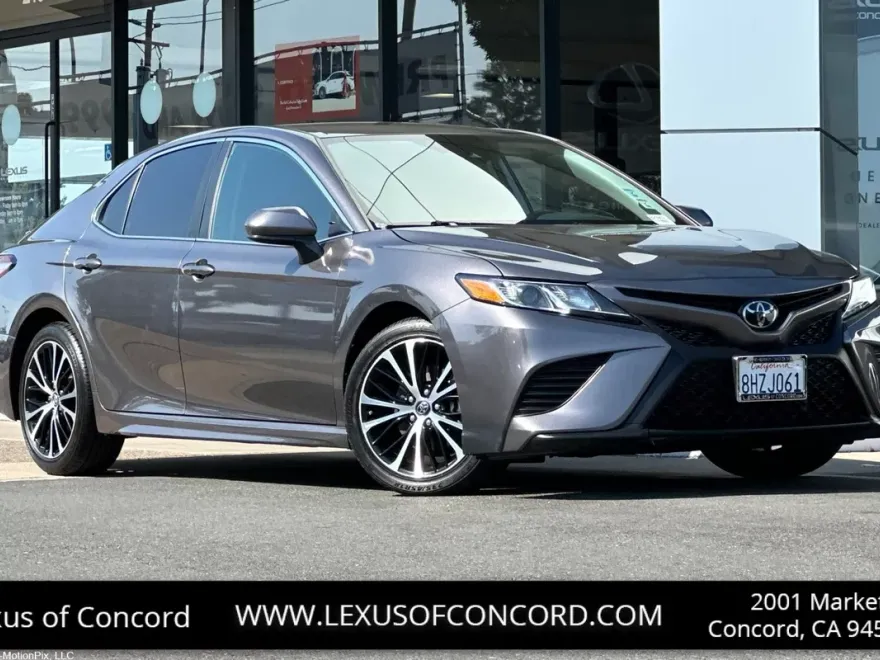 2019 Toyota Camry SE photo 1