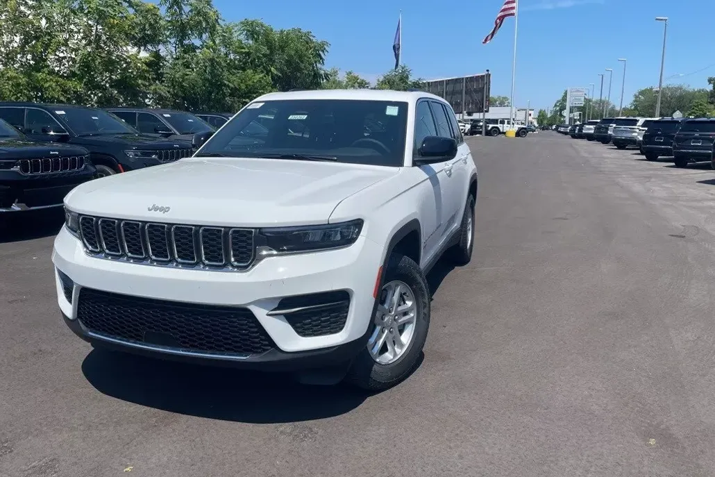 2025 Jeep Grand Cherokee Laredo photo 1