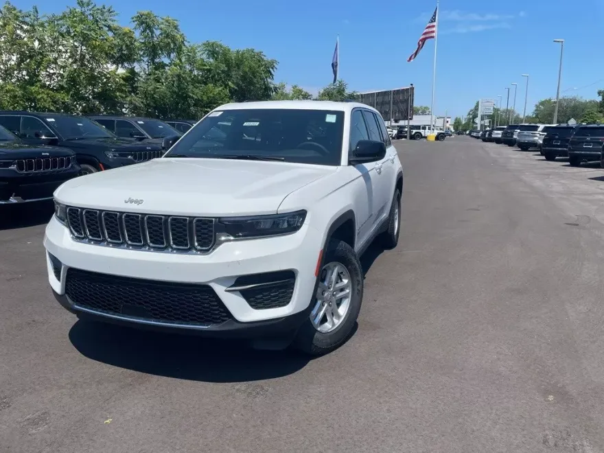 2025 Jeep Grand Cherokee Laredo photo 1