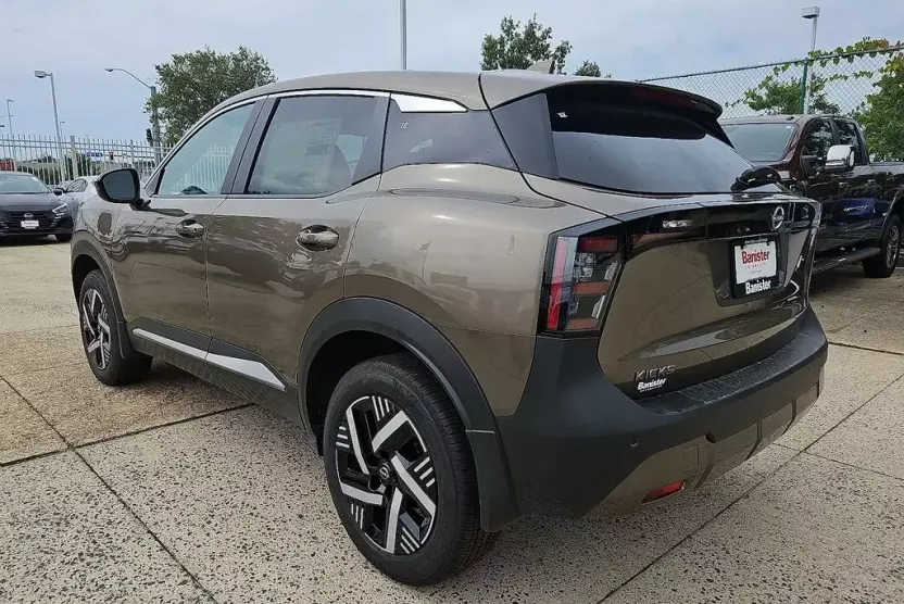 2025 Nissan Kicks SV photo 1