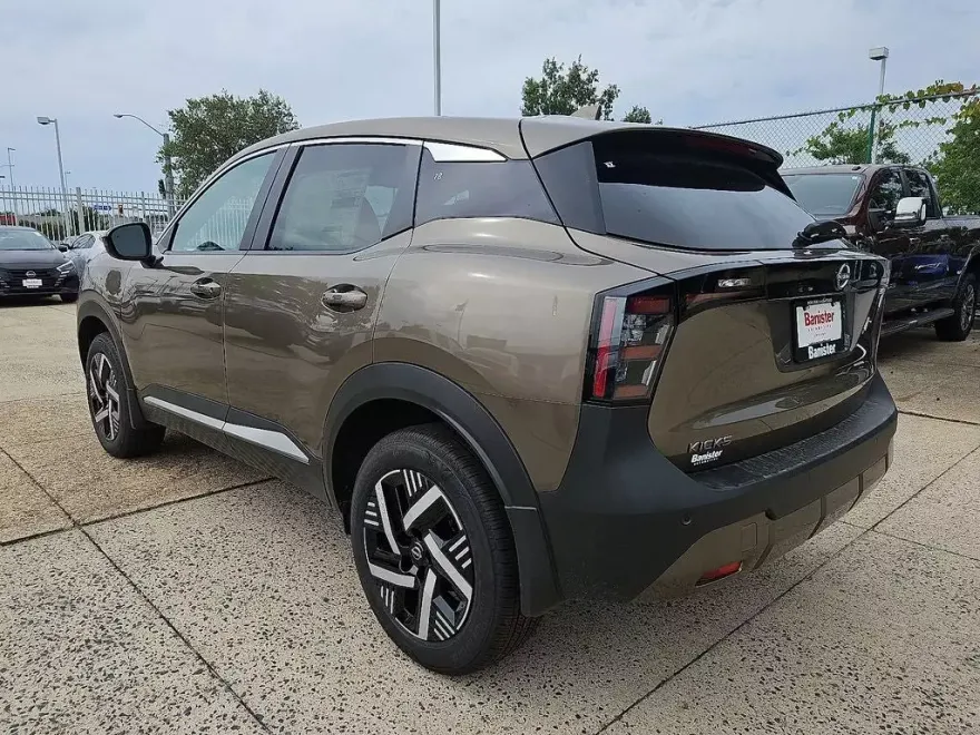 2025 Nissan Kicks SV photo 1