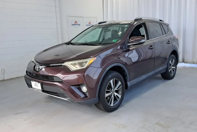 2016 Toyota RAV4 XLE photo 1