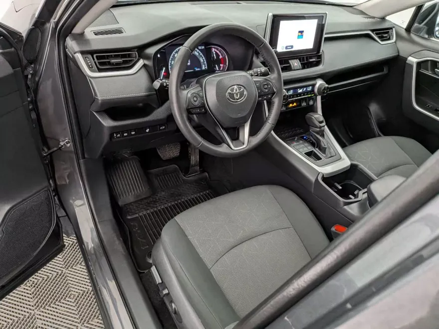 2024 Toyota RAV4 XLE photo 1