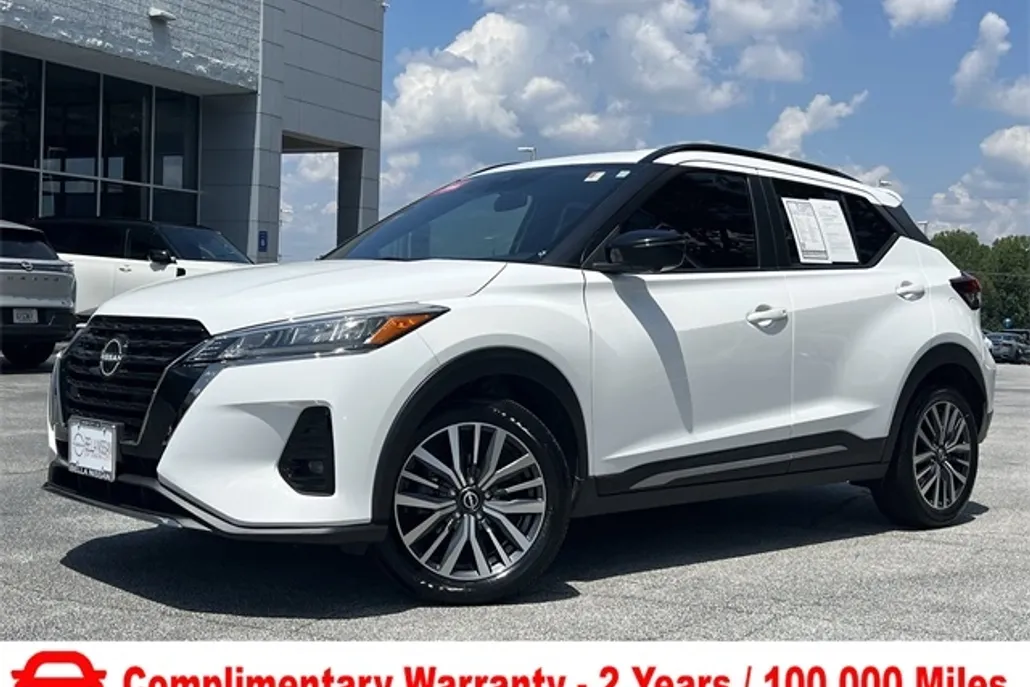 2022 Nissan Kicks SR photo 1
