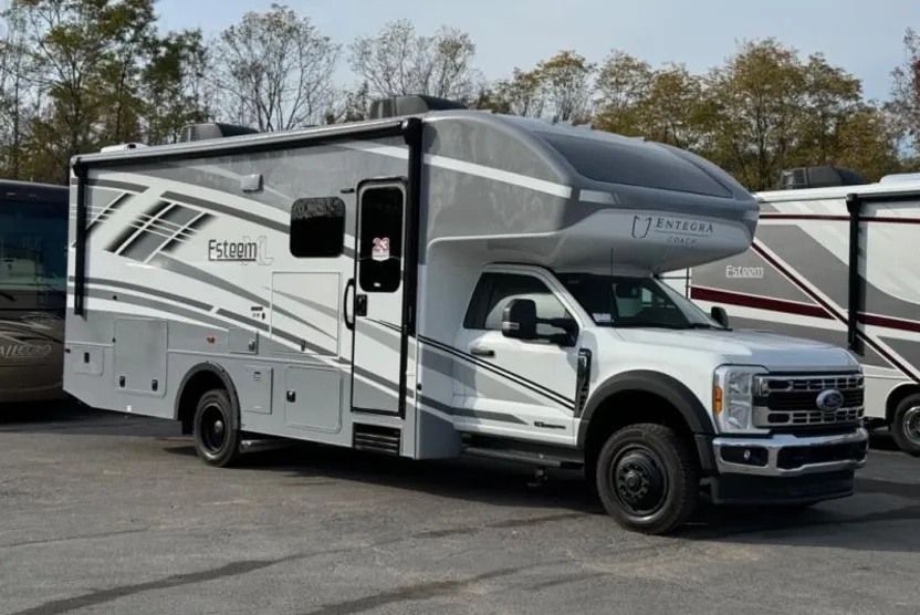 2024 Ford F-550 photo 1