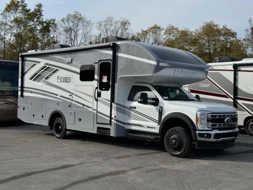 2024 Ford F-550 photo 1