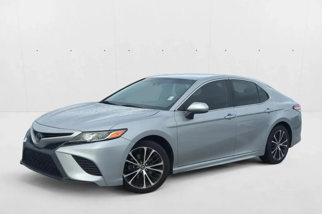 2020 Toyota Camry SE photo 1