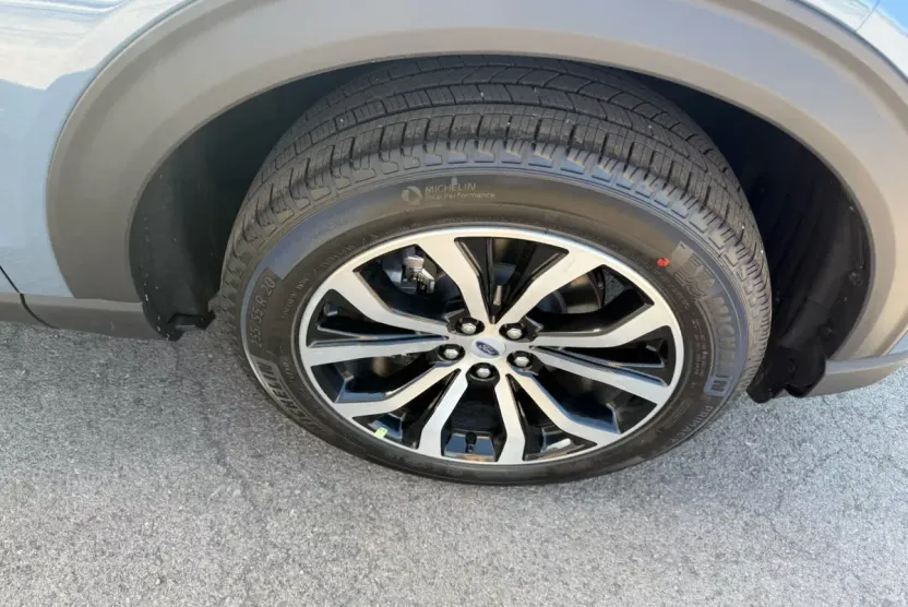 2025 Ford Explorer ST-Line photo 1