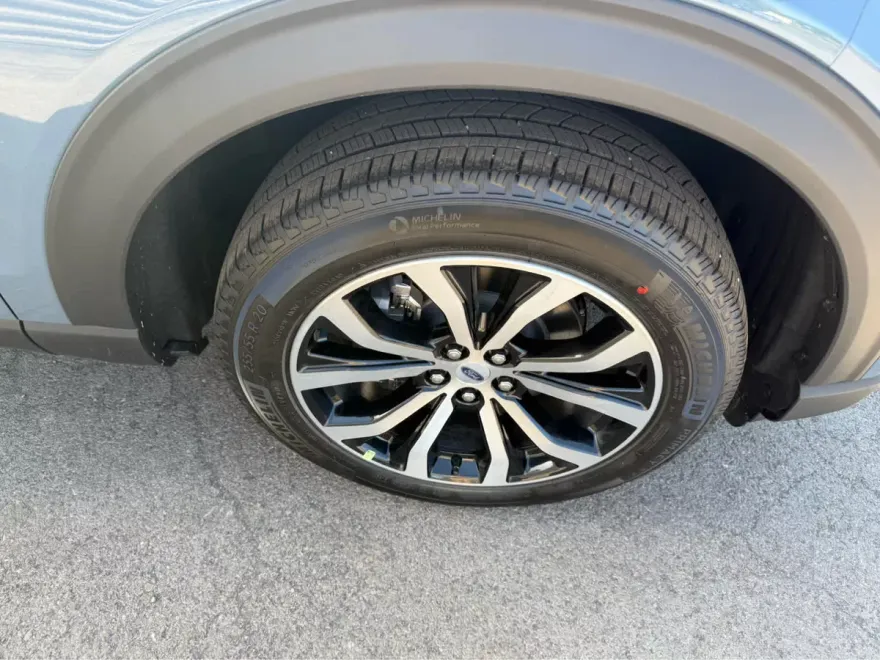 2025 Ford Explorer ST-Line photo 1