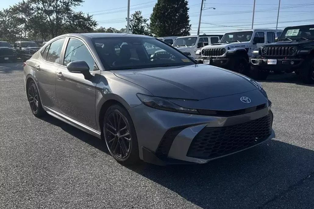 2025 Toyota Camry SE photo 1