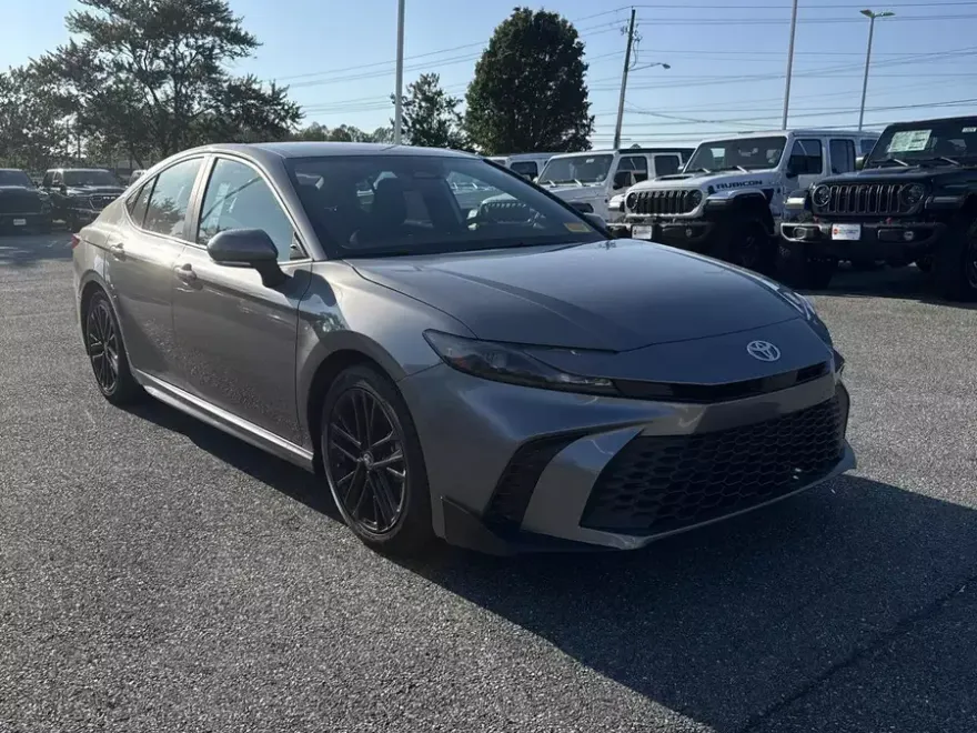 2025 Toyota Camry SE photo 1