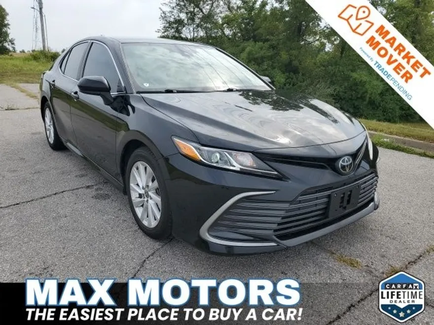 2023 Toyota Camry LE photo 1