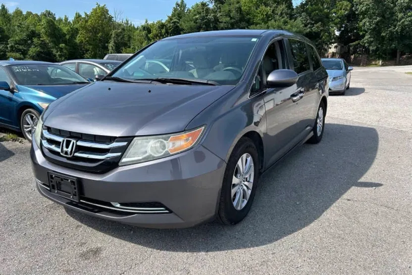 2016 Honda Odyssey SE photo 1