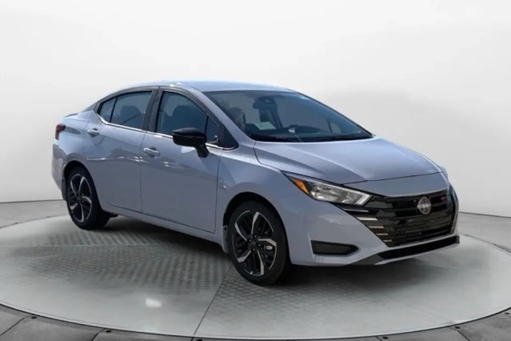 2025 Nissan Versa 1.6 SR photo 1