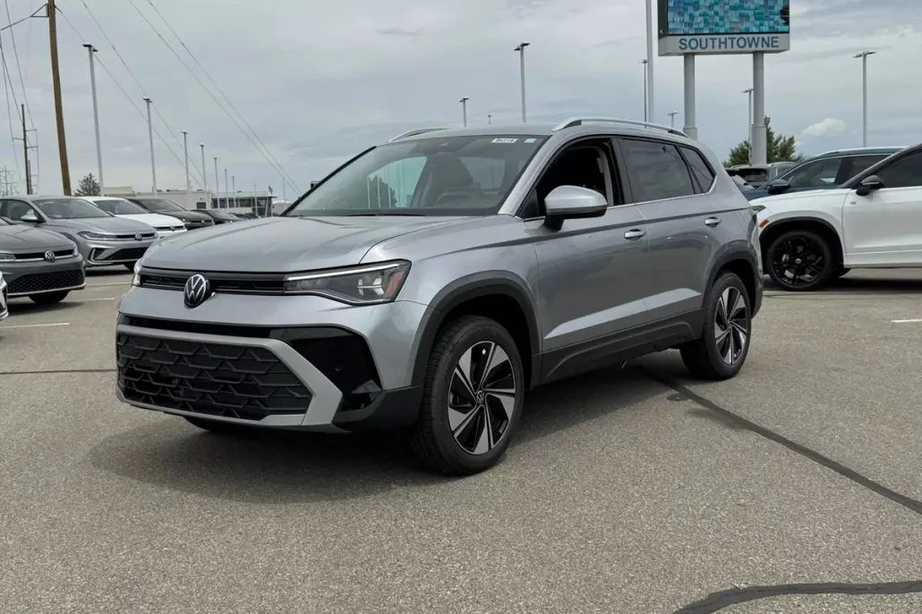 2025 Volkswagen Taos SE photo 1