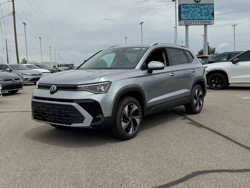 2025 Volkswagen Taos SE photo 1