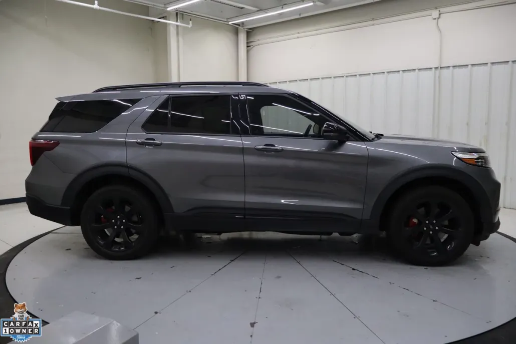 2023 Ford Explorer ST photo 1