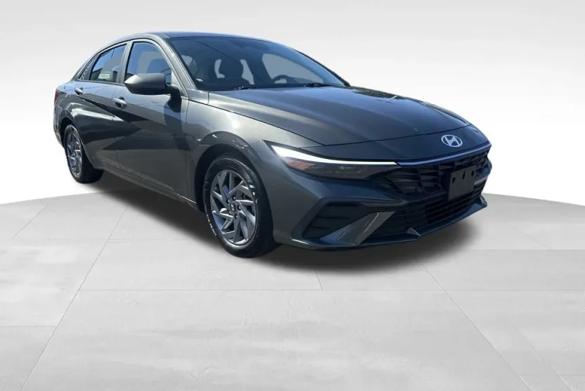 2024 Hyundai Elantra SEL photo 1