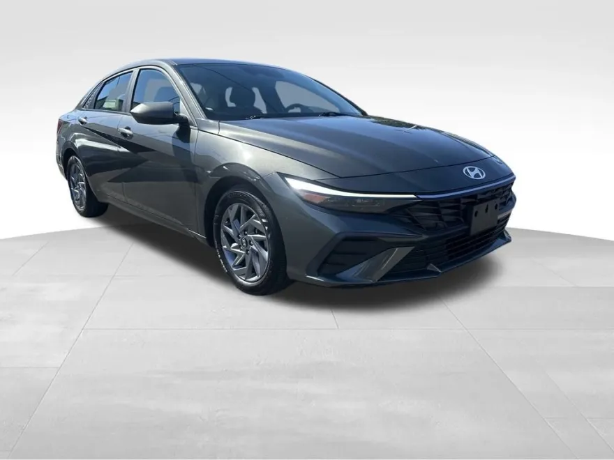 2024 Hyundai Elantra SEL photo 1