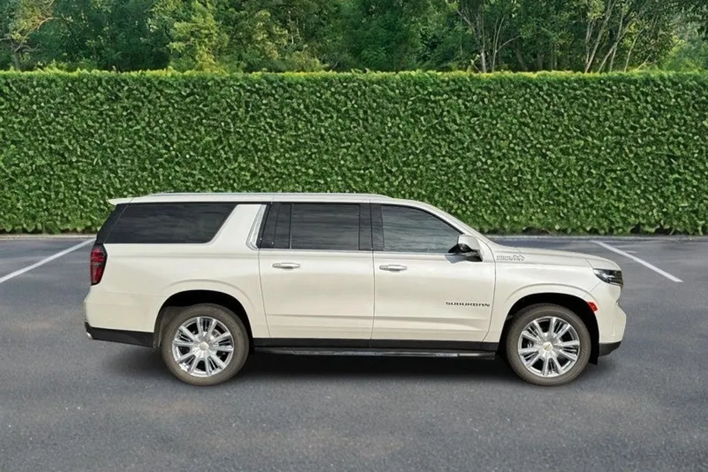2022 Chevrolet Suburban High Country photo 1