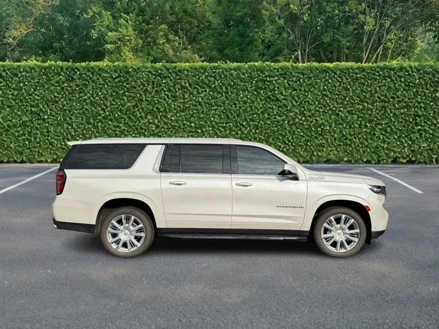 2022 Chevrolet Suburban High Country photo 1