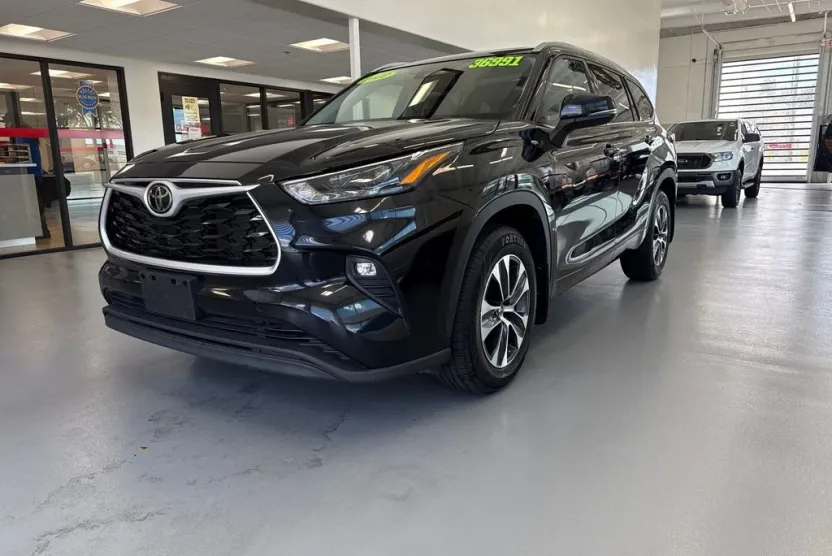 2022 Toyota Highlander XLE photo 1