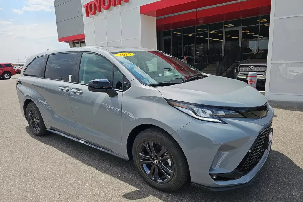 2025 Toyota Sienna XSE photo 1