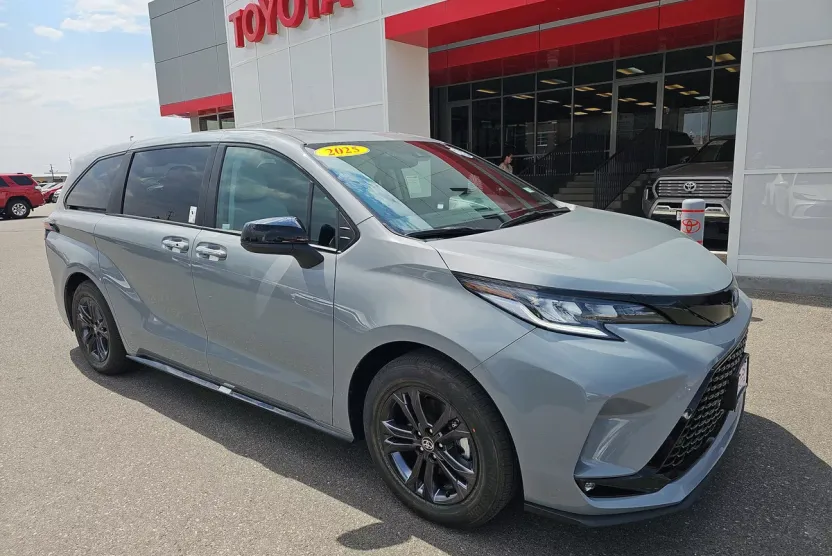 2025 Toyota Sienna XSE photo 1