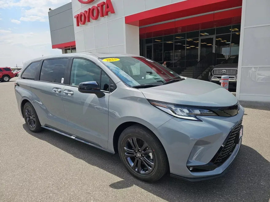 2025 Toyota Sienna XSE photo 1