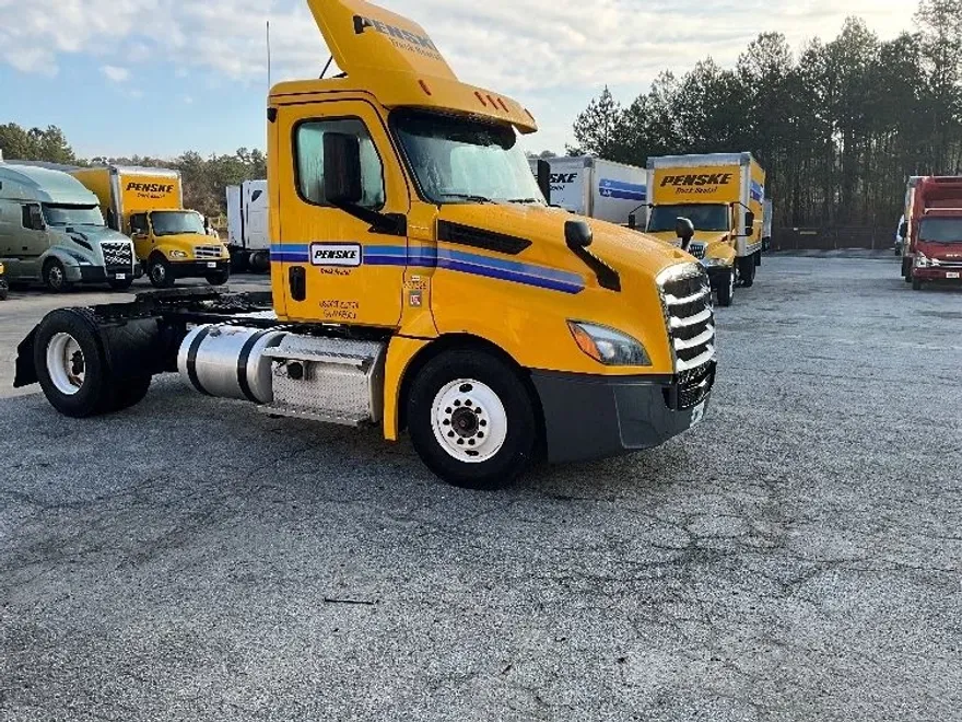 2020 Freightliner Cascadia 126" Day cab photo 1