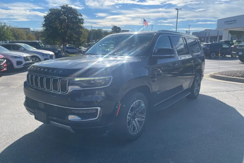2023 Jeep Wagoneer L Series II photo 1